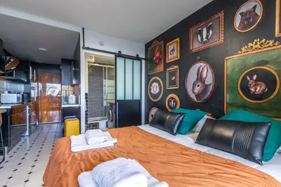 Un ou plusieurs lits dans un hébergement de l'établissement Le Studio Enchanté - Vue Magique de Montrichard