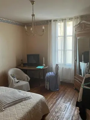 Télévision ou salle de divertissement dans l'établissement Chambre Le Mans 24 heures