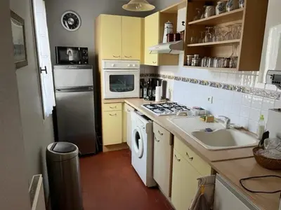 Cuisine ou kitchenette dans l'établissement Chambre Le Mans 24 heures