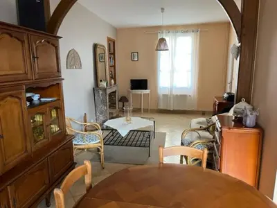 Télévision ou salle de divertissement dans l'établissement Chambre Le Mans 24 heures