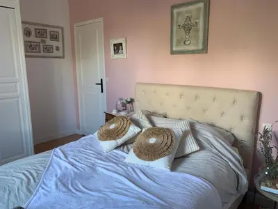 Un ou plusieurs lits dans un hébergement de l'établissement Chambre chaleureuse prox circuit