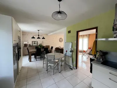 Cuisine ou kitchenette dans l'établissement Villa - 14 beds - Snooker - Jacuzzi - loft cinema - 800m Bugatti - 24h du Mans