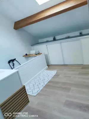 Cuisine ou kitchenette dans l'établissement 2 chambres privatives avec Sdb proche circuit