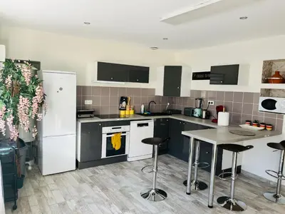 Cuisine ou kitchenette dans l'établissement Charmante maison à Blois - Terrasse privée - 8 pers