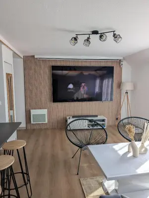 Télévision ou salle de divertissement dans l'établissement Appartement T3 - Relax aux portes des 24h du Mans