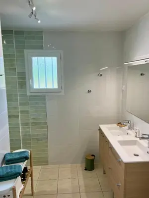 Salle de bains dans l'établissement Gîte Basilic
