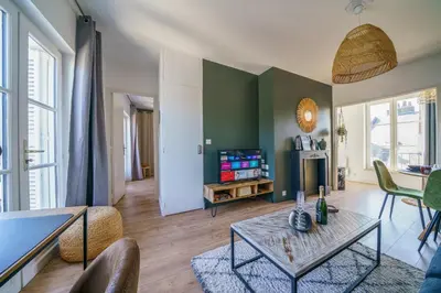 Télévision ou salle de divertissement dans l'établissement La Petite Plume - PrestiPlace Collection