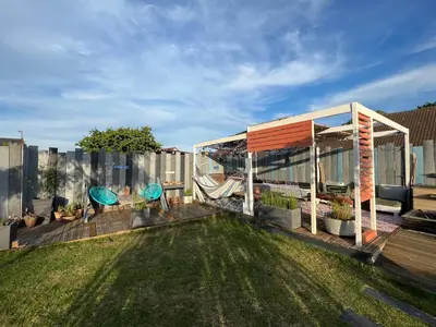 Jardin de l'établissement Oasis de Détente avec Piscine et Jacuzzi 300m2
