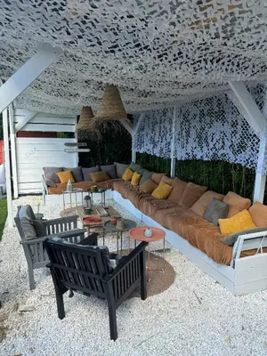 Coin salon dans l'établissement Oasis de Détente avec Piscine et Jacuzzi 300m2