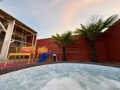 Piscine de l'établissement Oasis de Détente avec Piscine et Jacuzzi 300m2 ou située à proximité