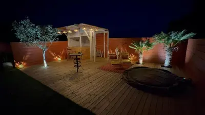 Terrasse ou espace extérieur de l'établissement Oasis de Détente avec Piscine et Jacuzzi 300m2