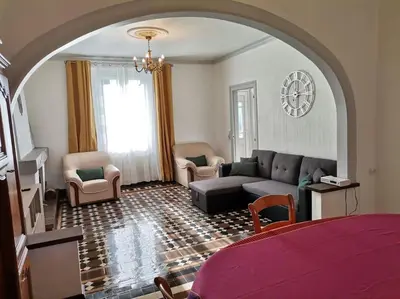 Coin salon dans l'établissement Grande maison de ville 120 m2 veranda et jardin.