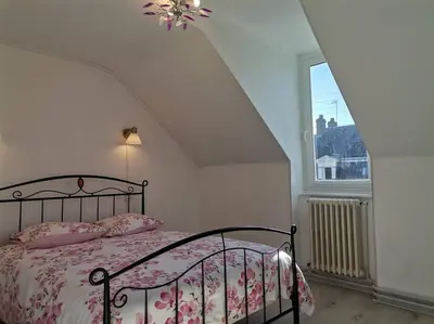 Un ou plusieurs lits dans un hébergement de l'établissement Grande maison de ville 120 m2 veranda et jardin.