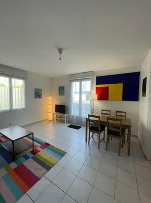 Coin salon dans l'établissement Maisonette parking privé gratuit