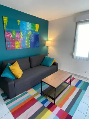 Coin salon dans l'établissement Maisonette parking privé gratuit