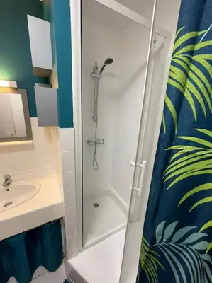 Salle de bains dans l'établissement Maisonette parking privé gratuit