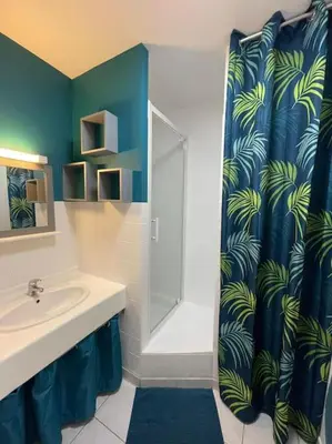 Salle de bains dans l'établissement Maisonette parking privé gratuit