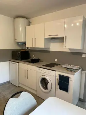 Cuisine ou kitchenette dans l'établissement Studio RdC parking privé gratuit