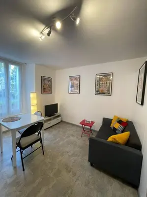 Télévision ou salle de divertissement dans l'établissement Studio RdC parking privé gratuit