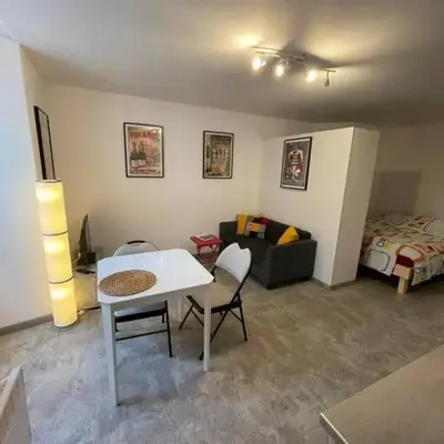 Studio RdC parking privé gratuit