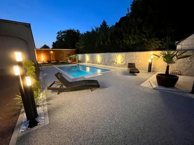 Piscine de l'établissement Cave Auger La Maison d'Hôtes ou située à proximité