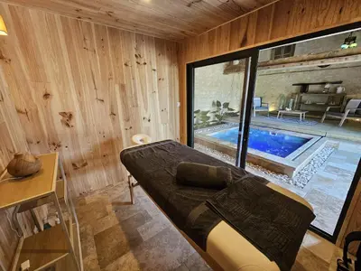 Piscine de l'établissement Le Clos des Oliviers ou située à proximité