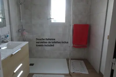Salle de bains dans l'établissement 24h Le Mans Chambres Rooms