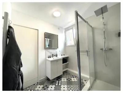 Salle de bains dans l'établissement Sauna & Détente - Suite Privée - Tours - Netflix