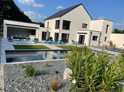 Piscine de l'établissement Villa avec piscine et spa proche circuit 24H Le Mans ou située à proximité