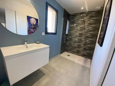 Salle de bains dans l'établissement Villa avec piscine et spa proche circuit 24H Le Mans