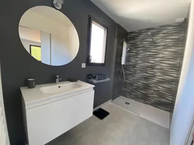 Salle de bains dans l'établissement Villa avec piscine et spa proche circuit 24H Le Mans