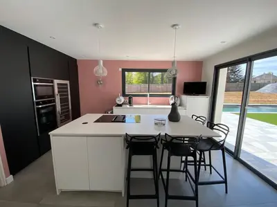 Cuisine ou kitchenette dans l'établissement Villa avec piscine et spa proche circuit 24H Le Mans