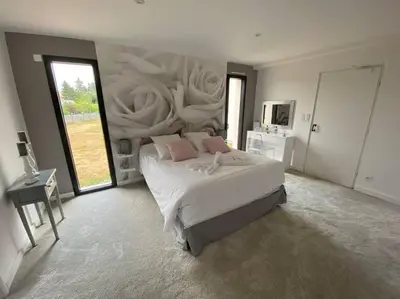 Un ou plusieurs lits dans un hébergement de l'établissement Villa avec piscine et spa proche circuit 24H Le Mans