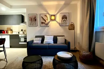 Coin salon dans l'établissement Le Marrakech Appart' T1 au centre du Mans