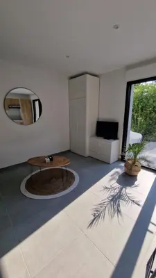 Télévision ou salle de divertissement dans l'établissement Le Patio : studio avec extérieur