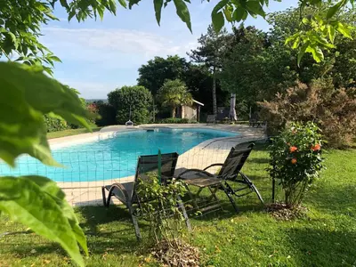 Piscine de l'établissement Charmantes chambres d'hôtes avec piscine et coin cuisine près de l'abbaye de Solesmes - FR-1-410-404 ou située à proximité