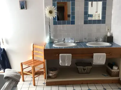 Salle de bains dans l'établissement Charmantes chambres d'hôtes avec piscine et coin cuisine près de l'abbaye de Solesmes - FR-1-410-404