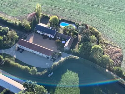 Piscine de l'établissement Charmantes chambres d'hôtes avec piscine et coin cuisine près de l'abbaye de Solesmes - FR-1-410-404 ou située à proximité