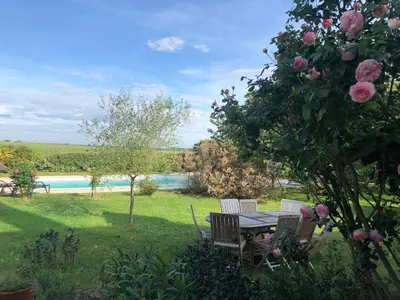 Piscine de l'établissement Charmantes chambres d'hôtes avec piscine et coin cuisine près de l'abbaye de Solesmes - FR-1-410-404 ou située à proximité