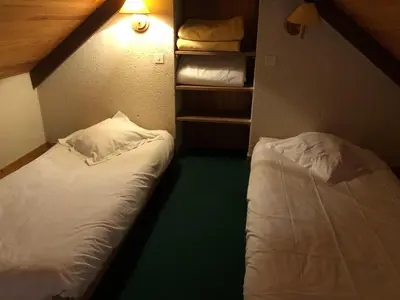 Un ou plusieurs lits dans un hébergement de l'établissement Charmantes chambres avec piscine près de l'abbaye de Solesmes - FR-1-410-403