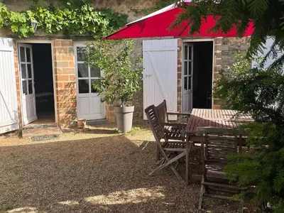 Jardin de l'établissement Charmantes chambres avec piscine près de l'abbaye de Solesmes - FR-1-410-403