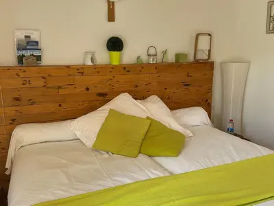 Un ou plusieurs lits dans un hébergement de l'établissement Charmantes chambres avec piscine près de l'abbaye de Solesmes - FR-1-410-403