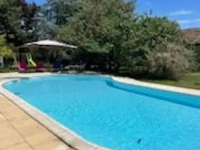 Piscine de l'établissement Charmant logement avec piscine et table d'hôtes, proche de Solesmes et de l'abbaye. - FR-1-410-407 ou située à proximité
