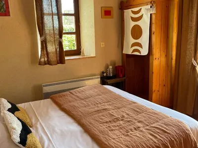 Un ou plusieurs lits dans un hébergement de l'établissement Charmant logement avec piscine et table d'hôtes, proche de Solesmes et de l'abbaye. - FR-1-410-407
