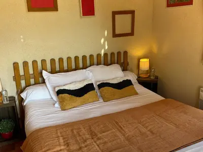 Un ou plusieurs lits dans un hébergement de l'établissement Charmant logement avec piscine et table d'hôtes, proche de Solesmes et de l'abbaye. - FR-1-410-407