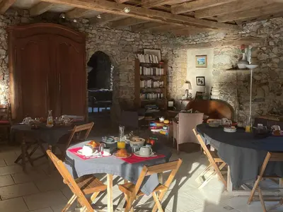 Restaurant ou autre lieu de restauration dans l'établissement Charmant logement avec piscine et table d'hôtes, proche de Solesmes et de l'abbaye. - FR-1-410-407