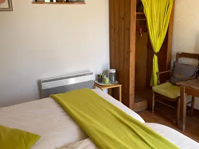 Un ou plusieurs lits dans un hébergement de l'établissement Charmant logement avec piscine et table d'hôtes, proche de Solesmes et de l'abbaye. - FR-1-410-407