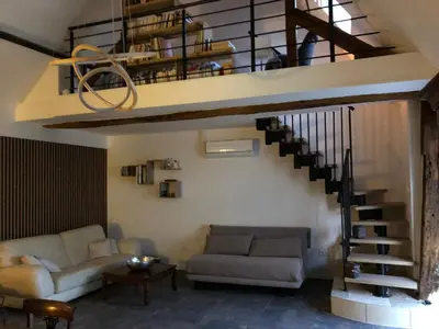 Coin salon dans l'établissement Loft à Tours Nord