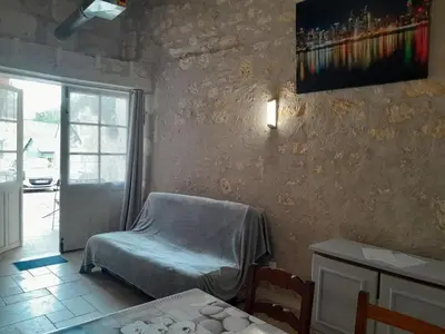 Coin salon dans l'établissement La troglodyte fantastique Lochoise