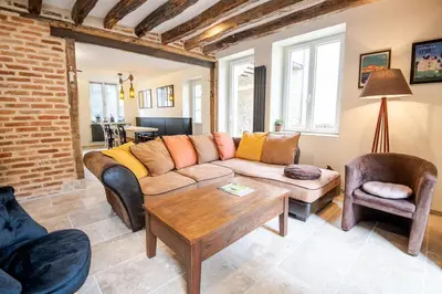 Coin salon dans l'établissement Maison paradisiaque avec piscine